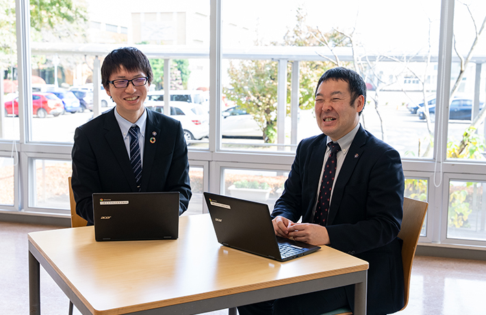 （写真左から）英語 教諭 石井裕太 先生、地理 教諭 遠藤浩史 先生。