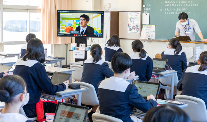 「総合的な探究の授業」は、1年生の8クラス同時に実施します。篠原先生が全クラスにMeet配信で、課題の説明を行います。